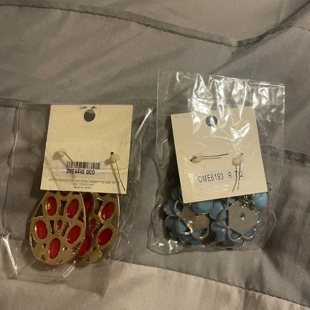 Brand‎ New MIA COLLECTION 2 Pairs of Earrings Blue Floral and Red Tear Drop